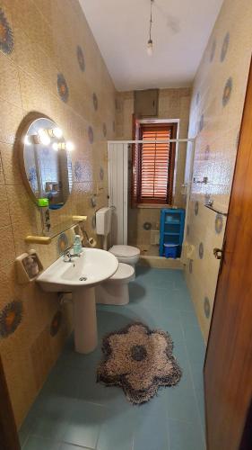 卡斯泰拉马莱Appartamento spazioso e fresco in punto strategico.的一间带水槽、卫生间和镜子的浴室