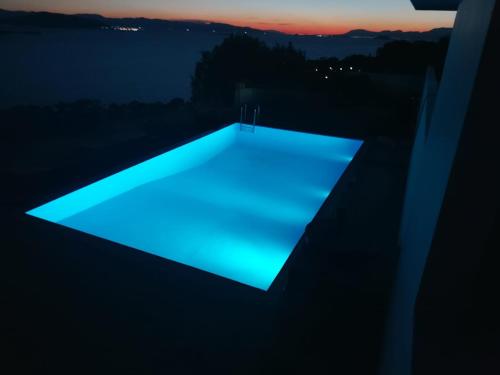 爱琴娜岛Villa Harmonia的夜晚屋 ⁇ 上一盏蓝色的灯光