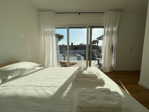 科武港Samoqueira 12的卧室配有白色床和毛巾