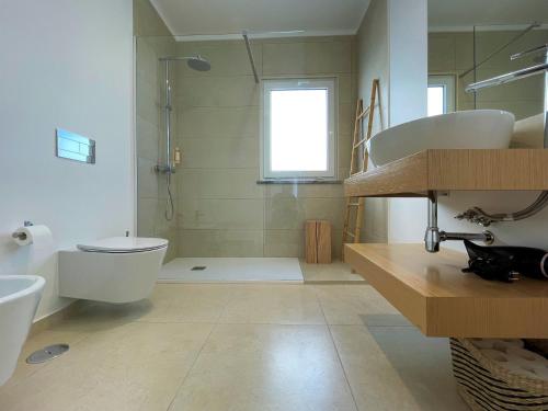 科武港Samoqueira 12的浴室配有卫生间、盥洗盆和淋浴。