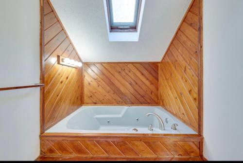 迈阿密Cabin at poconos,spa-room with Hot tub, grill, fire pit的相册照片