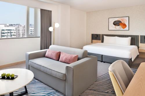 迪拜Crowne Plaza - Dubai Jumeirah, an IHG Hotel的酒店客房,配有床和沙发