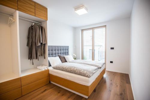 波尔托罗Villa Kraljica的一间卧室配有一张床和一个衣柜