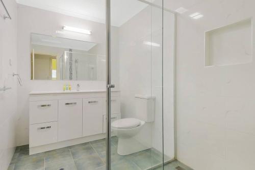 天阁露玛Villa 30 Tangalooma的一间带卫生间和玻璃淋浴间的浴室