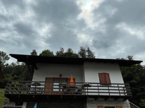 科马诺泰梅Villetta Casale的一座白色的小房子,上面有橙色的物体