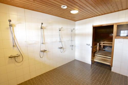 凯乌鲁IK Hotel & Camping的一间设有四个淋浴间的浴室