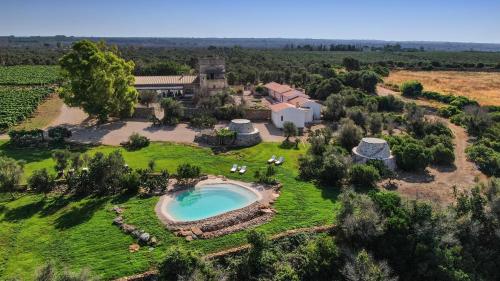 萨尔维Masseria Fano Relais & Wine的享有带游泳池的庄园的空中景致
