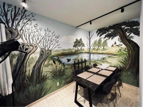 BazelGuesthouse Ter Linden的一间用餐室,配有一幅树木和一张桌子
