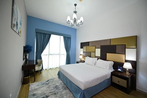 迪拜Al Waleed Holiday Homes的酒店客房,配有一张床和吊灯