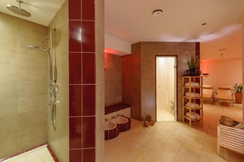 科布伦茨美居酒店的一间浴室
