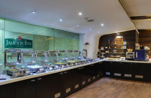 加尔各答Siamton Inn- A Cygnett Collection的餐厅厨房设有食品柜台