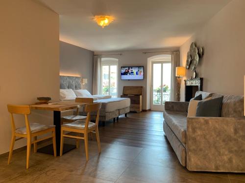 利莫内-苏尔加达阿贝尔哥意大利酒店的客厅配有沙发和桌子