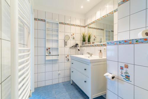 萨斯尼茨Appartement Nr 7 im Sonnenbad的白色的浴室设有水槽和镜子