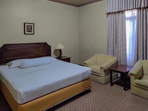 Hotel Indiana Syariah Mitra RedDoorz客房内的一张或多张床位