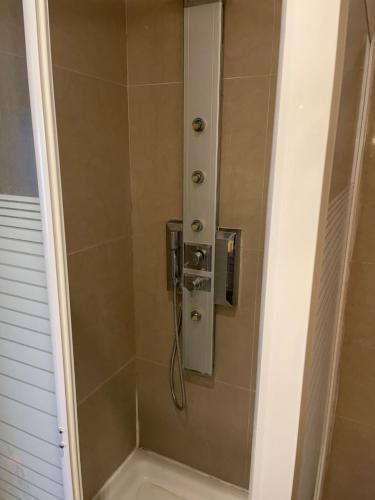 卡尼奥提普拉扎酒店的浴室内带软管的淋浴