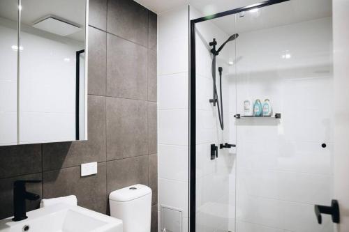 巴迪纳Resort Style 3 Bed 2 Bath, 200m from Beach的带淋浴、卫生间和盥洗盆的浴室