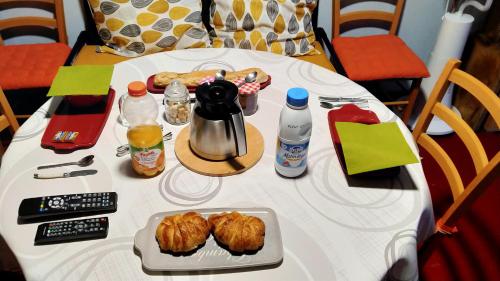 Chambre d'hôtes Juline的一张带食物和饮料的白色桌子