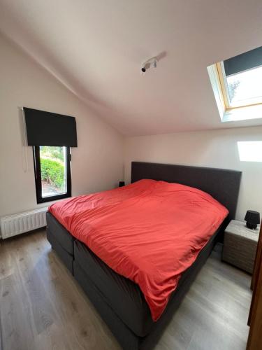 Bossut-Gottechain萨库拉公寓的一间卧室配有一张红色的床和窗户
