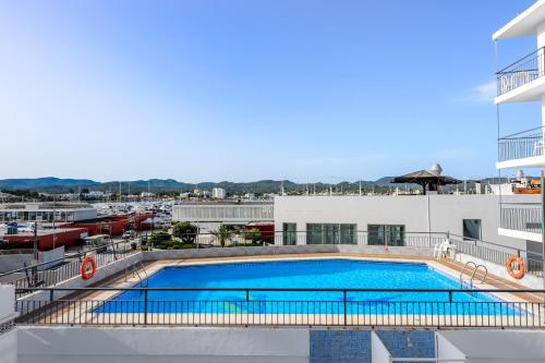 圣安东尼奥Aparthotel Vibra del Mar - Adults only的一座大楼顶部的游泳池
