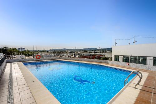 圣安东尼奥Aparthotel Vibra del Mar - Adults only的一座大楼顶部的游泳池