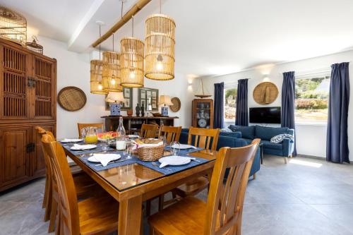 大洛希尼Villa Il Giardin的用餐室以及带桌椅的起居室。