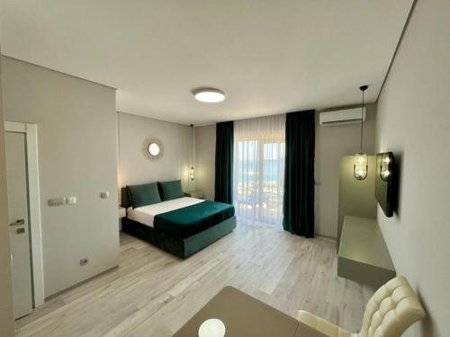 贝西奇Apartments GC 1的酒店客房设有床和客厅。
