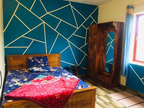 马迪凯里Coorg West End Home Stay的一间卧室设有一张床和蓝色的墙壁