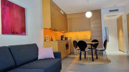 坦佩雷Uusi, avara, saunallinen keskustakaksio的客厅配有沙发和桌椅