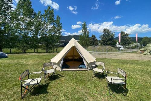 施皮尔贝格GrandPrixCamp, closest to the Red Bull Ring, up to 4 guests in a tent的草场上带椅子的帐篷