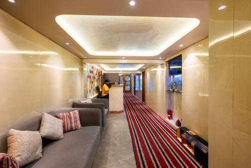 孟买巴拉瓦斯酒店的带沙发和红地毯的客厅