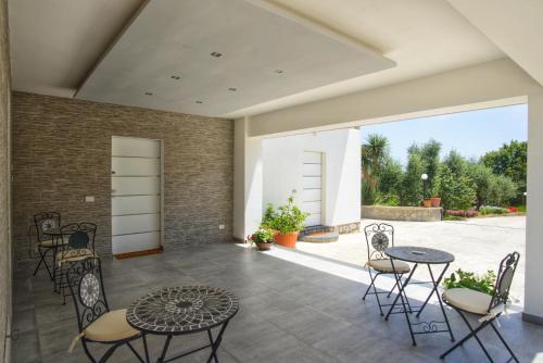 皮雅诺迪索伦托La Gesina B&B的一个带桌椅的庭院和砖墙