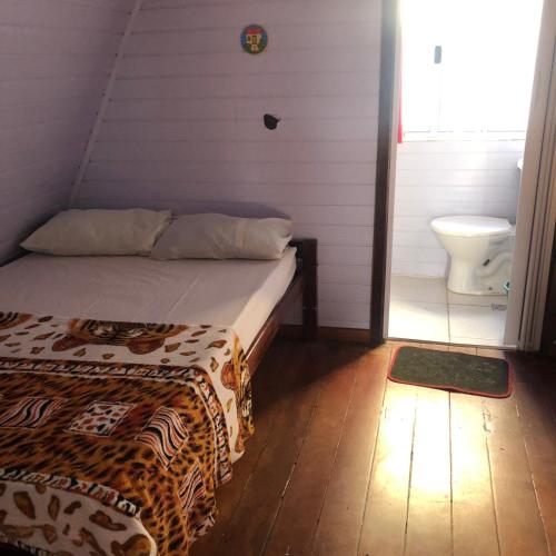 圣保罗Chalé Dona Jandira的一间卧室配有一张床,一间卫生间位于客房内