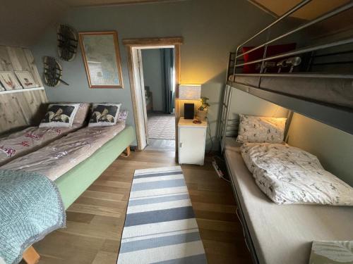 Rauvassgården, romslig, 5 sov, kjøkken, WiFi的一间带两张双层床的卧室和走廊