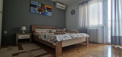 斯科普里Apartment Ortakovski的一间卧室,配有一张带两个泰迪熊的床