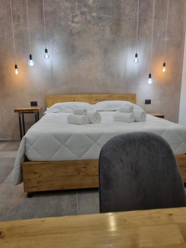 切萨雷奥港Urban Rooms Porto Cesareo的一间卧室配有带白色床单和枕头的床。