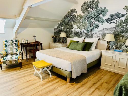 瓦讷Manoir de Beaupré的一间卧室配有一张大床和一张书桌