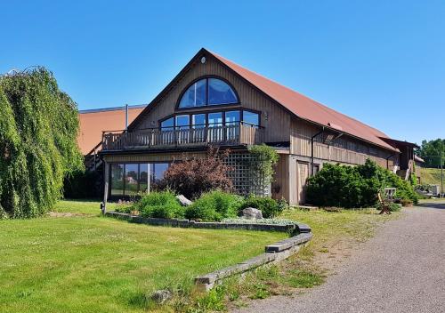 阿灵索斯Flora Dekor gästgård的大型木房子,设有 ⁇ 盖屋顶