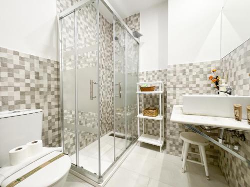 塞维利亚圣马科斯公寓式酒店的带淋浴、卫生间和盥洗盆的浴室