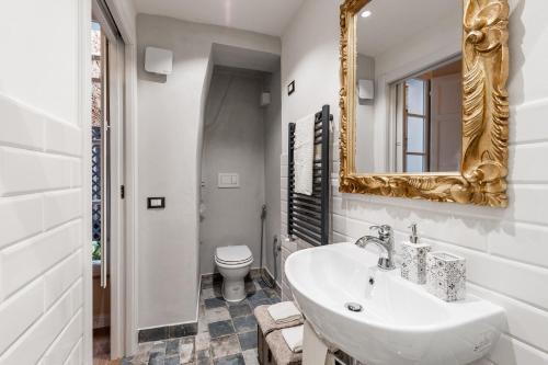 卢卡Il nido in centro的白色的浴室设有水槽和镜子