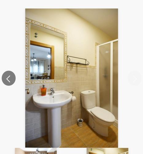 哈兰迪雅·德·拉·维尔Estudio con cocina y baño privado的一间带水槽、卫生间和镜子的浴室