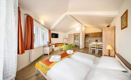 捷克克鲁姆洛夫Villa Gardena的一间卧室设有一张床和一间客厅。