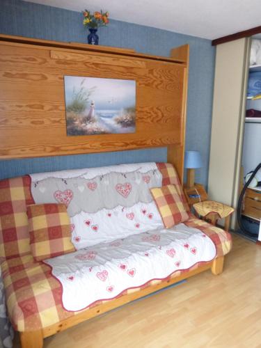 勒索兹Le Chamois Blond 509的一间卧室配有一张带木制床头板的床