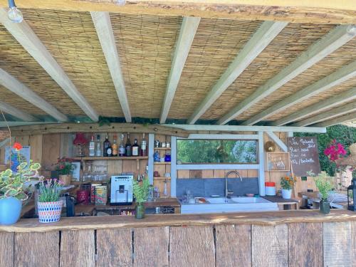 Idrac-RespaillesCabane Bivouac avec échelle à l'ombre des chênes的木制建筑中带柜台的厨房