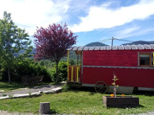 Roquefort-de-SaultLe Ranch du Madres的院子里带轮子的红色谷仓