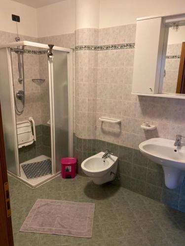 迪马罗Casa Mara - Agriturismo Fantelli Luciano的一间带水槽、卫生间和淋浴的浴室