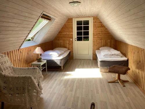 莱斯Mor’s hus Læsø的阁楼间 - 带两张床和窗户