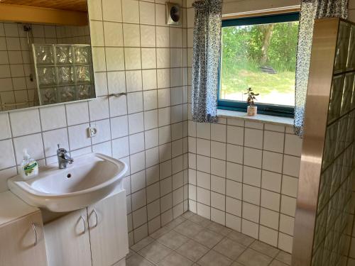Mor’s hus Læsø的一间浴室