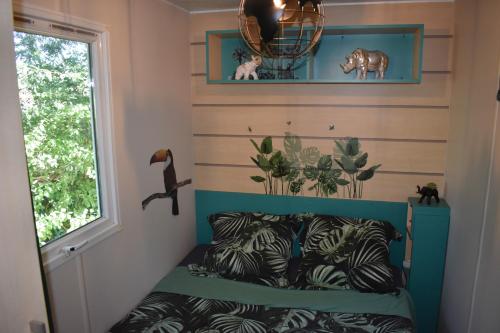 耶尔mobil-home sur terrain bucolique的小房间设有床和窗户