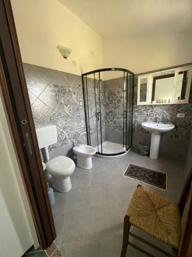 LoceriAgriturismo Su Barraccu的带淋浴、卫生间和盥洗盆的浴室