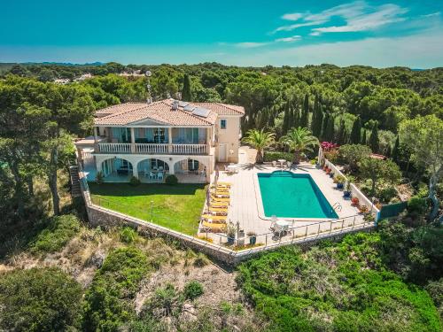 卡拉加尔达纳Villa Can Pere Cala Galdana Menorca的享有带游泳池的房屋的空中景致